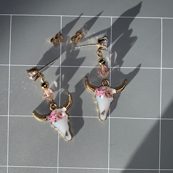 New Hand Crafted Cowboy Cattle Post Western Earrings with Crystal cowgirls - Picture 4 of 9